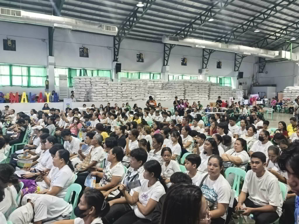 Large gathering of Project Angel Tree beneficiaries seated inside Parañaque Social Hall